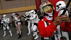 Seorang pria mengenakan kostum karakter Star Wars, Poe Dameron, berselfie dengan latar belakang Storm Troopers selama perayaan Star Wars Day di Taipei, Taiwan, Rabu (4/5). (REUTERS/Tyrone Siu)