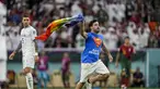 Seorang pria membawa bendera pelangi berlari melintasi lapangan selama pertandingan grup H Piala Dunia 2022 Qatar antara Portugal melawan Uruguay di Stadion Lusail di Lusail, Qatar, Senin, 28 November 2022. Peristiwa pria mengibarkan bendera LGBT itu terjadi pada babak kedua, tepatnya di menit ke-50-an. (AP Photo/Abbie Parr)