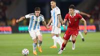 Pemain Timnas Argentina,&nbsp;Julian Alvarez (kiri) mengontrol bola dibayangi pemain Timnas Indonesia, Ivar Jenner dalam pertandingan FIFA Matchday 2023 di Stadion Utama Gelora Bung Karno, Jakarta, Senin (19/6/2023). (Bola.com/Bagaskara Lazuardi)