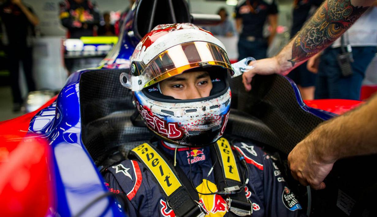 Pebalap Indonesia, Sean Gelael berdiskusi dengan mekanik tim saat sesi tes bebas pertama bersama tim Toro Roso di F1 GP Singapura (16/9/2017). Sean tampil tenang tanpa masalah pada debut tersebut. (Bola.com/Toro Roso)