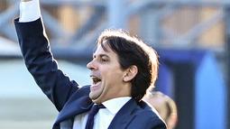 Pelatih Lazio, Simone Inzaghi menginstruksikan pemainnya saat bertanding melawan Atalanta pada pertandingan Liga Serie A Italia di Gewiss stadion di Bergamo pada 31 Januari 2021. Pria kelahiran Piacenza itu kemudian bergabung dengan Inter dan diikat kontrak dua tahun. (AFP/Miguel Medina)