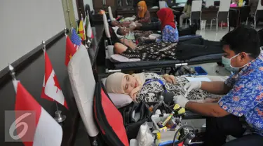 Sejumlah karyawan kementerian luar negeri melakukan aksi donor darah di ruang rapat BPPK Kemenlu, Jakarta, Jumat (24/7/15). Aksi donor darah tersebut menyambut hari kemerdekaan Indonesia pada tanggal 17 Agustus nanti. (Liputan6.com/Herman Zakharia)