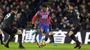 Gelandang Crystal Palace, Wilfried Zaha, berusaha melewati pemain Arsenal pada laga Premier League di Stadion Selhurst Park, Jumat (29/12/2017). Arsenal menang 3-2 atas Crystal Palace. (AP/Alastair Grant)