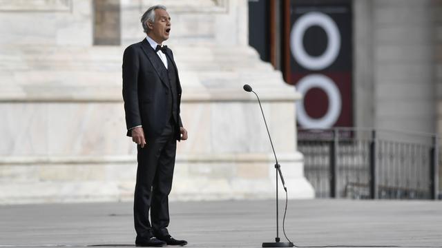 Andrea Bocelli menyanyi di Katedral Duomo yang kosong saat Paskah 2020. (Claudio Furlan/LaPresse via AP)