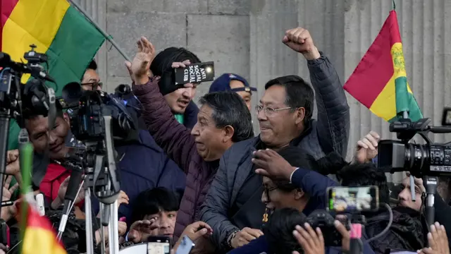 Presiden Bolivia Luis Arce berbicara kepada media di luar istana kepresidenan usai upaya kudeta militer. (AP/Juan Karita)
