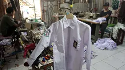 Pekerja menyelesaikan produksi seragam sekolah di rumah ronveksi Fia Busana Sawangan Depok, Jawa Barat, Rabu (08/07/2026). (KLY/ Arie Basuki)