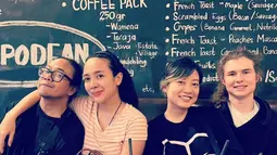 Menariknya, Charles Seaman merupakan orang ketiga yang menjadi pacar Leony. Usai hubungannya dengan Roger Danuarta dan Eros Sheila On 7 kandas, Leony memutuskan untuk enggan menikah. (Liputan6.com/IG/charles.n.g.s)