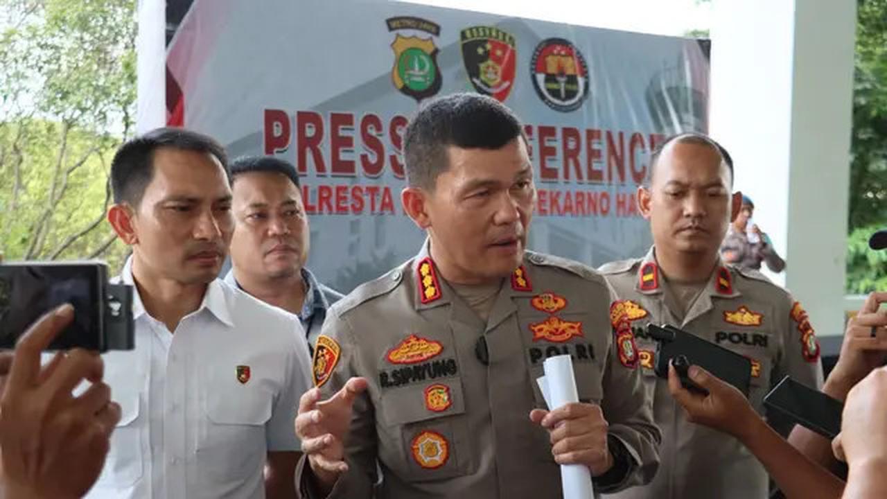Duduk Tegap Sambil Senyum Tipis, Penampakan Penumpang Lion Air Ancam Bawa Bom saat Diperiksa Polisi