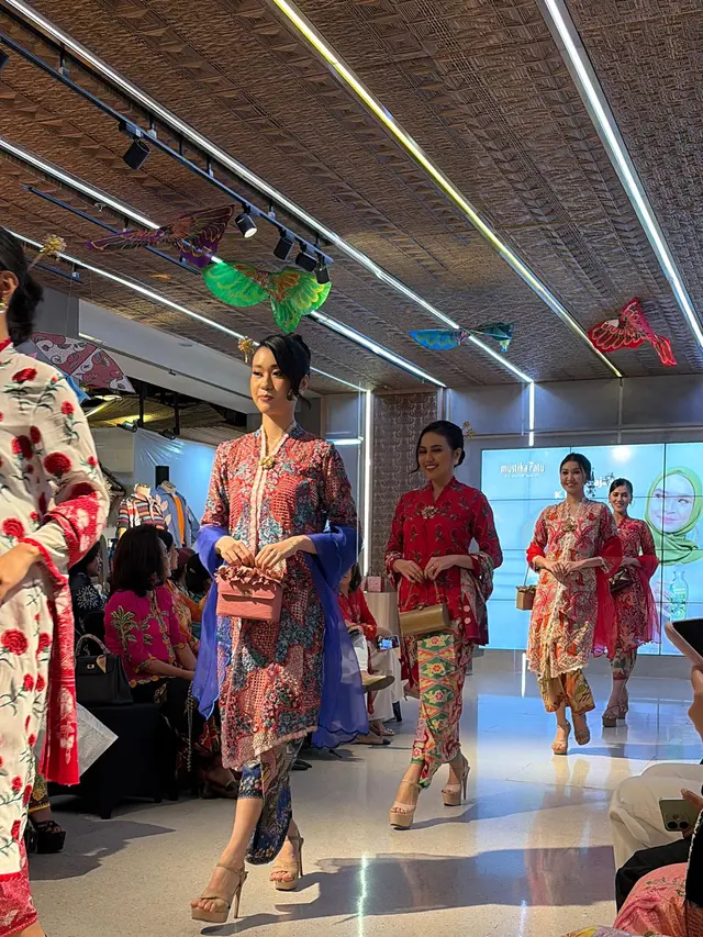 Berseminya Hari Kebaya Nasional 2026 dengan Kebaya Floral dari Batik Chic dan Roemah Kebaya Vielga