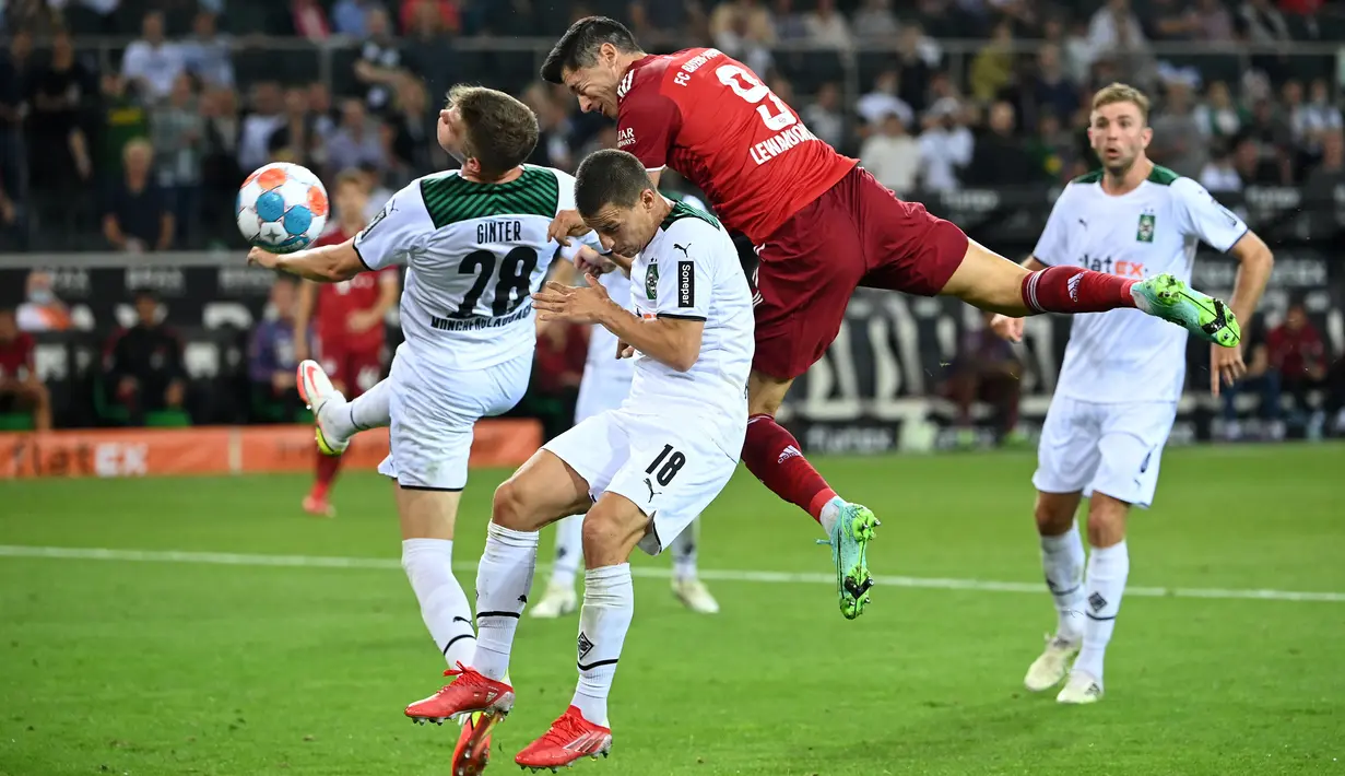 Bayern Munich mencoba menyamakan kedudukan. Robert Lewandowski beberapa kali terlihat memiliki peluang emas di muka gawang Moenchengladbach yang dikawal oleh Yann Sommer. Namun hingga menit ke-26, usahanya belum membuahkan hasil. (Foto: AFP/Ina Fassbender)