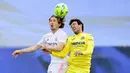 Pemain Villarreal, Daniel Parejo, duel udara dengan gelandang Real Madrid, Luka Modric, pada laga Liga Spanyol di Stadion Alfredo di Stefano, Sabtu (22/5/2021). Real Madrid menang dengan skor 2-1. (AFP/Javier Soriano)