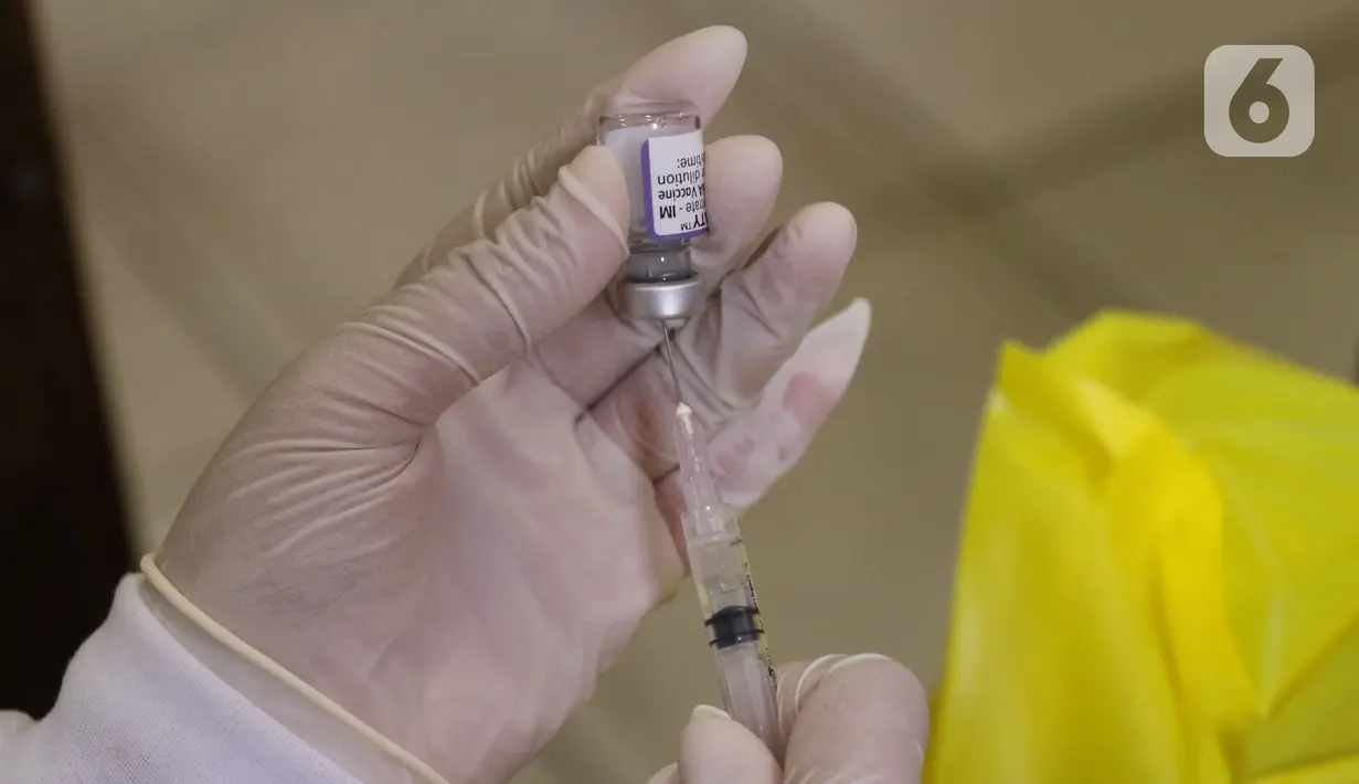 Petugas menyiapkan vaksin COVID-19 Pfizer untuk seorang siswa di SDN Panunggangan 5, Pinang, Kota Tangerang, Selasa (19/10/2021).  Pelaksanaan vaksinasi untuk pelajar usia 12 tahun ini dilakukan dalam rangka persiapan pelaksanaan pembelajaran tatap muka (PTM). (Liputan6.com/Angga Yuniar)