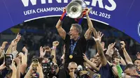 Pelatih PSG, Luis Enrique, mengangkat trofi Liga Champions 2024/2025 setelah mengalahkan Inter Milan dengan skor telak 5-0, Minggu (1/6/2025) dini hari WIB di Allianz Arena. (AP Photo/Martin Meissner)