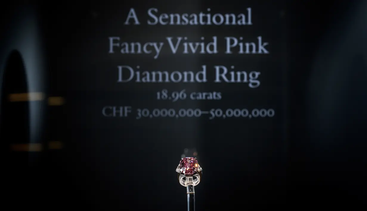The Pink Legacy, berlian merah muda seberat 18,96 karat ditampilkan menjelang penjualan oleh rumah lelang Christie di Jenewa pada 8 November 2018. Pelelangan berlian pink akan dilakukan dalam acara Magnificent Jewels Sale di Jenewa. (Fabrice COFFRINI/AFP)