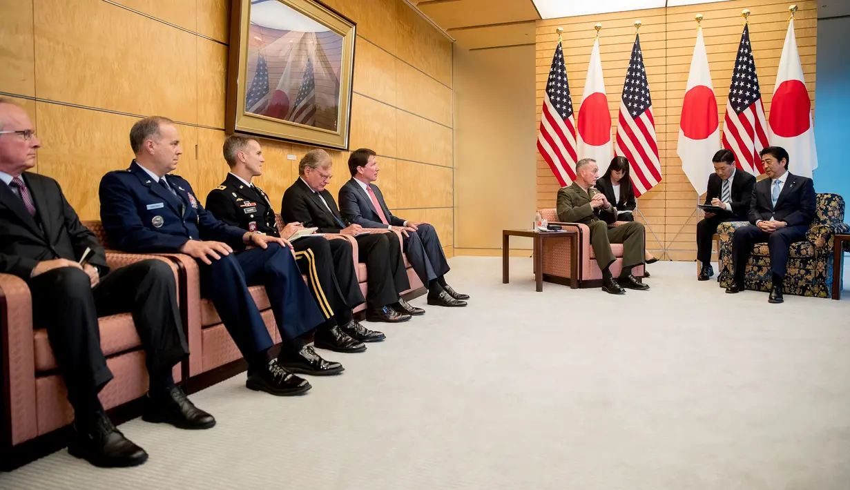 Suasana pertemuan antara Kepala Staf Gabungan AS, Jenderal Joseph Dunford dengan Perdana Menteri Jepang Shinzo Abe di Kantei, Tokyo, Jepang (18/8). (AP Photo / Andrew Harnik)