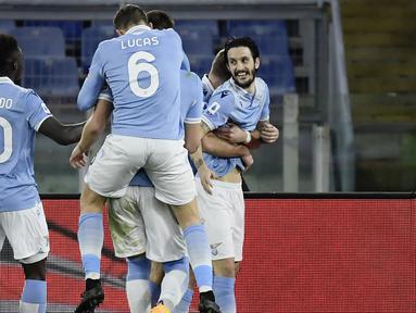 Gelandang Lazio, Luis Alberto (kanan) merayakan gol kedua timnya ke gawang AS Roma bersama rekan setim dalam laga lanjutan Liga Italia Serie A 2020/21 pekan ke-18 di Olympic Stadium, Roma, Jumat (15/1/2021). Lazio menang 3-0 atas AS Roma. (AFP/Filippo Monteforte)