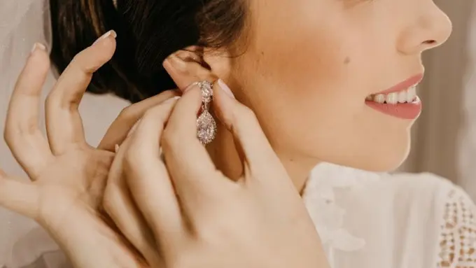 Ilustrasi Model Anting Toge (Credit: Jonathan Borba/Unsplash)