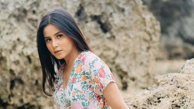 Potret pesona Yunita Siregar dengan rambut panjangnya