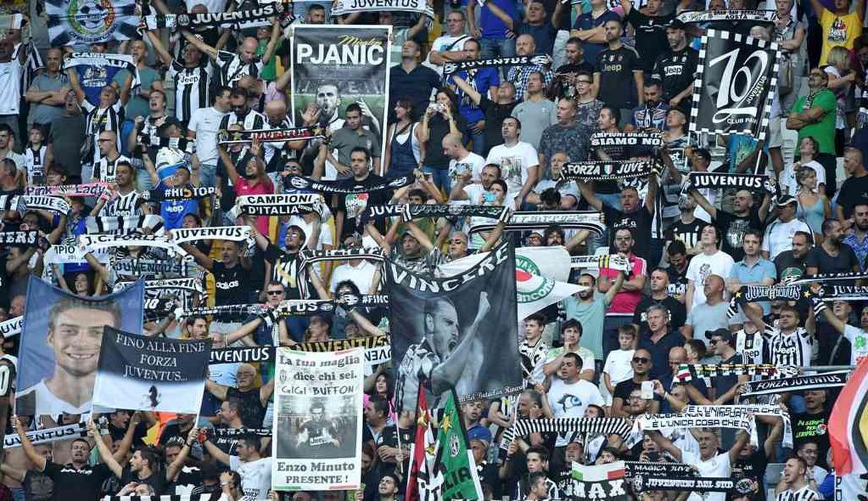 Suporter Juventus mendukung timnya saat meraih kemenangan 3-1 atas Sassuolo dalam lanjutan Serie A di Juventus Stadium, Turin, Sabtu (10/9/2016). (Reuters/Giorgio Perottino)
