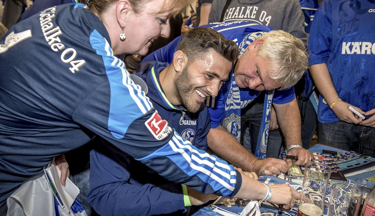 Sead Kolasinac memberikan tanda tangan di acara jumpa fans FC Schalke 04. (EPA/Karsten Rabas) 