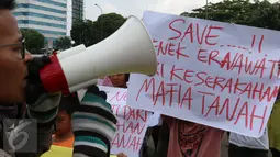Demonstran melakukan orasi di depan Gedung DPR, Senayan, Jakarta, Kamis (14/1). Massa menuntut proses hukum penyelesaian kasus Nenek Ernawati. (Liputan6.com/JohanTallo)