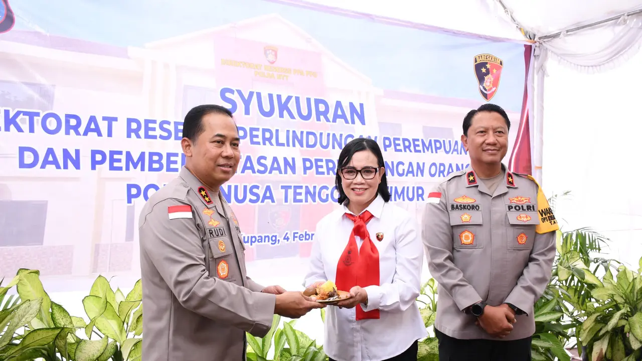 Kapolda NTT Irjen Pol Rudi Darmoko bersama Direktur PPA dan PPO, Kombes Pol. Nova Irone Surentu