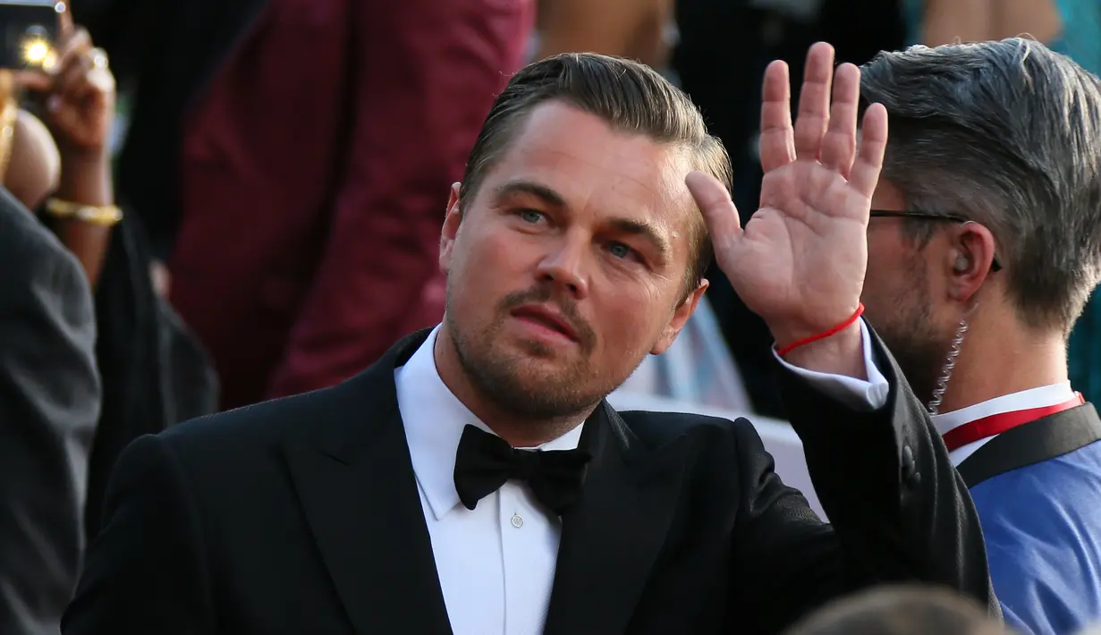 Leonardo DiCaprio pun sempat terlihat meninggalkan rumah Camila yang terletak di Los Angeles. (JEAN BAPTISTE LACROIX / AFP)
