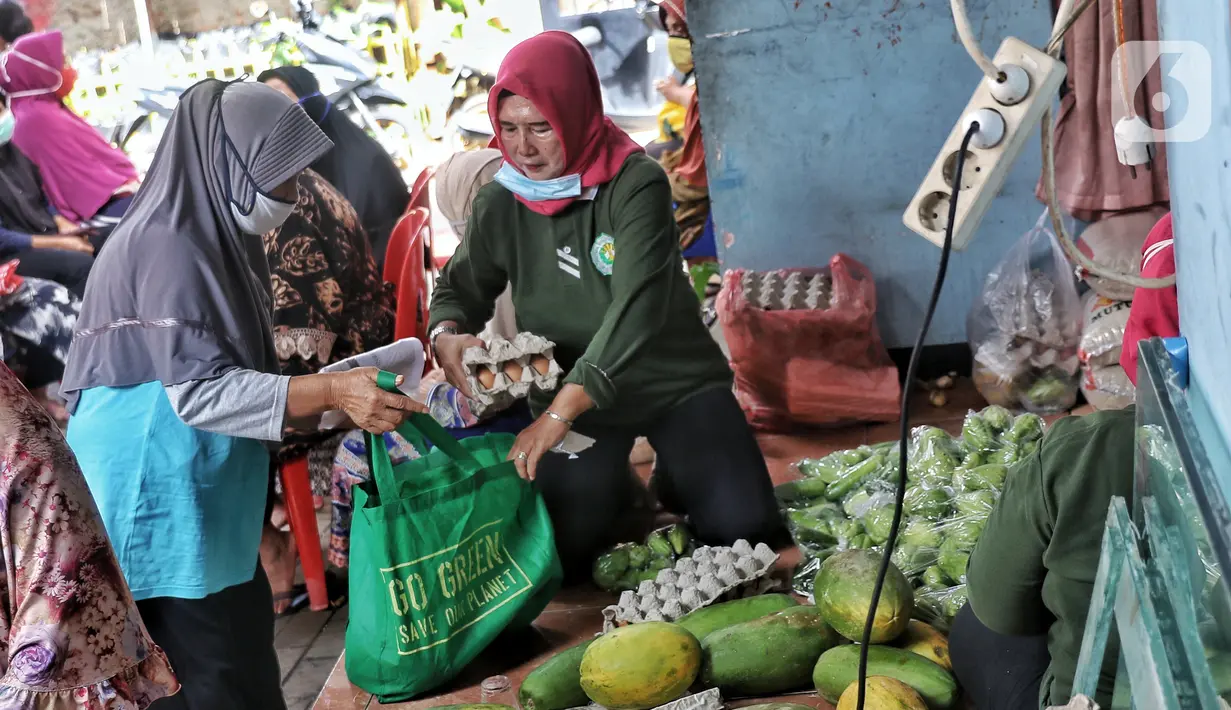 Warga menerima sambako Bantuan Pangan Non Tunai (BPNT) di RW 01 Kelurahan Gaga,Larangan, Kota Tangerang, Banten, Rabu (24/2/2021). Penyaluran sembako BPNT dengan cara mentransfer dari rekening Kemensos ke rekening penerima. (Liputan6.com/Angga Yuniar)