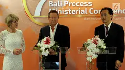 Menlu Australia Julie Bishop, President Commissioner Emtek Eddy Kusnadi Sariaatmadja, dan Chairman Fortescue Metals Group Andrew Forrest saat memberikan keterangan saat penutupan Bali Process 2018 di Nusa Dua Bali, Selasa (7/8). (Liputan6.com/Johan Tallo)