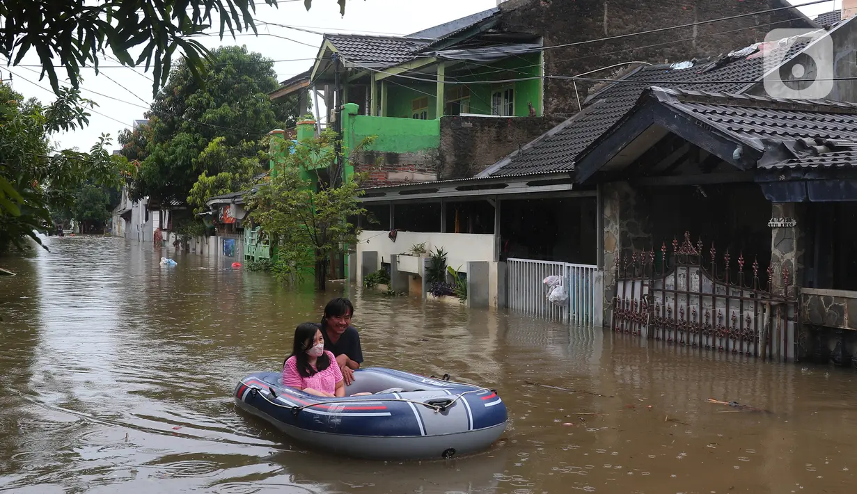 <p>Warga menggunakan perahu karet saat melintasi banjir yang merendam Perumahan Ciledug Indah 1 dan 2, Kota Tangerang, Banten, Sabtu (16/7/2022). Banjir tersebut merendam ratusan rumah di dua titik-titik tersebut dengan ketinggian yang bervariasi, mulai dari 50 sentimeter, hingga 1,5 meter. (Liputan6.com/Angga Yuniar)</p>