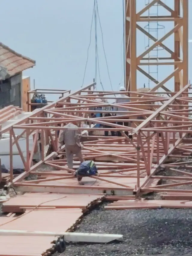 Proyek lift kaca di Pantai Kelingking Bali