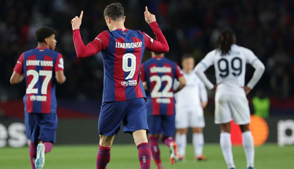 Gol Robert Lewandowski di menit ke-83 mempertegas kemenangan Barcelona atas Napoli sekaligus memastikan tiket bagi Blaugrana berlaga di perempat final Liga Champions. (LLUIS GENE/AFP)