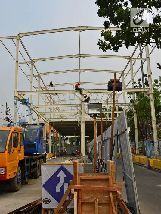 Suasana pembangunan Jembatan Penyeberangan Multiguna atau "Skybridge" di Tanah Abang, Jakarta, Selasa (28/8). Pembangunan jembatan yang menghubungkan Stasiun Tanah Abang-Pasar Blok G Tanah Abang itu ditargetkan Oktober 2018. (Liputan6.com/Herman Zakharia)
