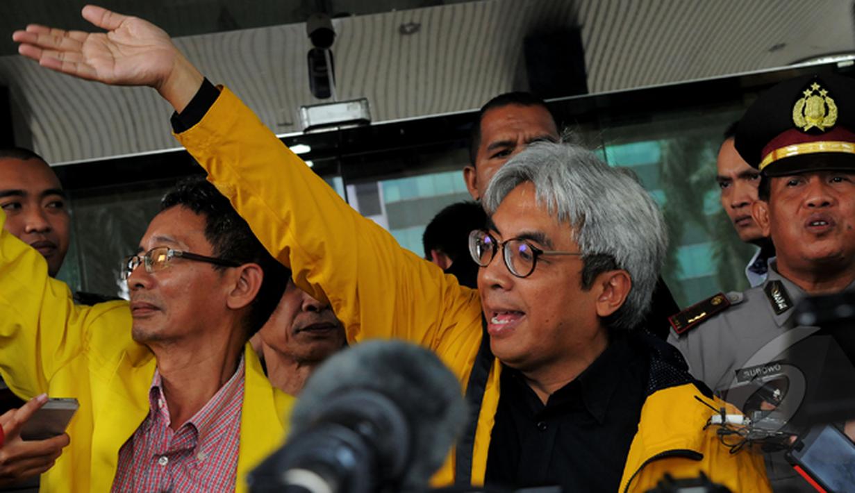 Imam Prasodjo bersama ratusan mahasiswa dan akademisi saat mendatangi kantor KPK, Jakarta, Rabu (18/2/2015). Mereka menyambut baik keputusan Presiden Jokowi yang membatalkan Budi Gunawan sebagai Kapolri.(Liputan6.com/Faisal R Syam)