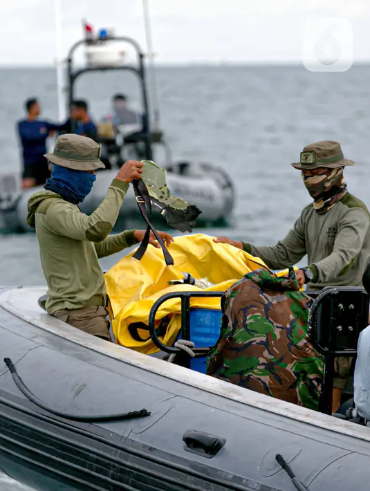 Pasukan Kopaska TNI AL mengangkat puing pesawat Sriwijaya Air SJ 182 di perairan Kepulauan Seribu, Jakarta, Selasa (12/1/2021). Operasi SAR masih terus dilakukan hingga hari keempat saat ini. (Liputan6.com/Faizal Fanani)