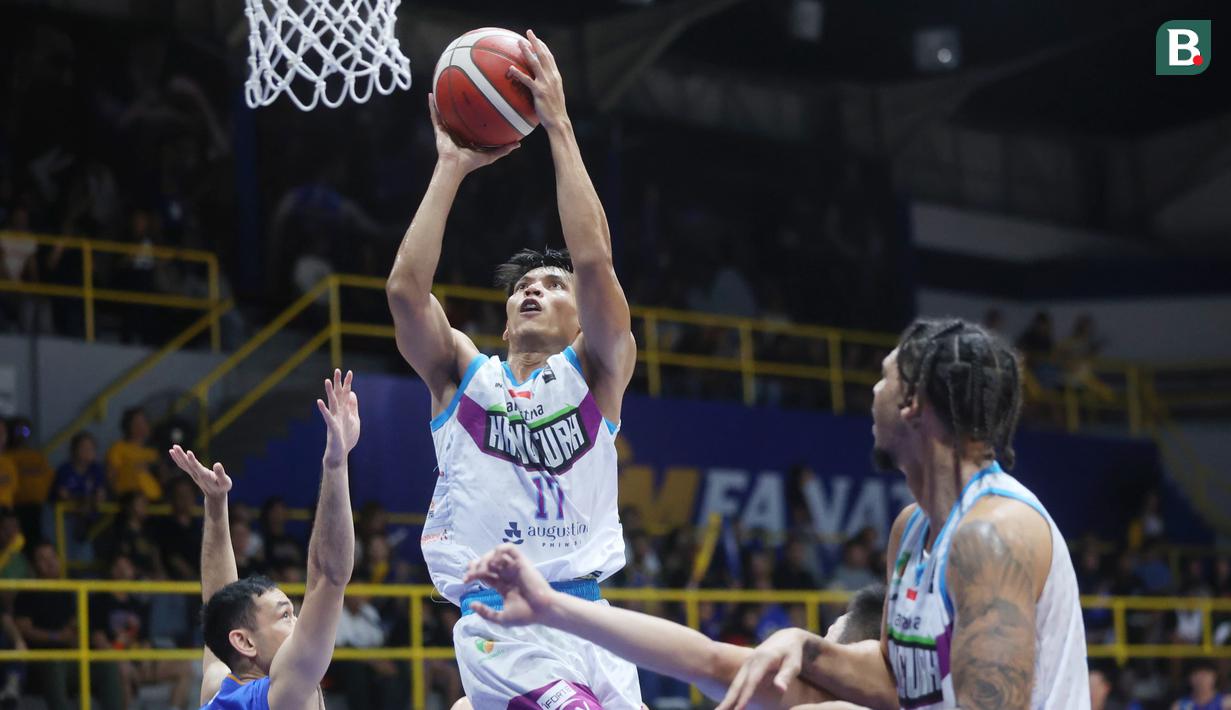 Pebasket Amartha Hangtuah, Fisyaiful Amir, berusaha memasukkan bola saat melawan Satria Muda Pertamina pada laga lanjutan musim reguler IBL 2024 di Pertamina Simprug Arena,  Jumat (24/5/2024). (Bola.com/M iqbal Ichsan)
