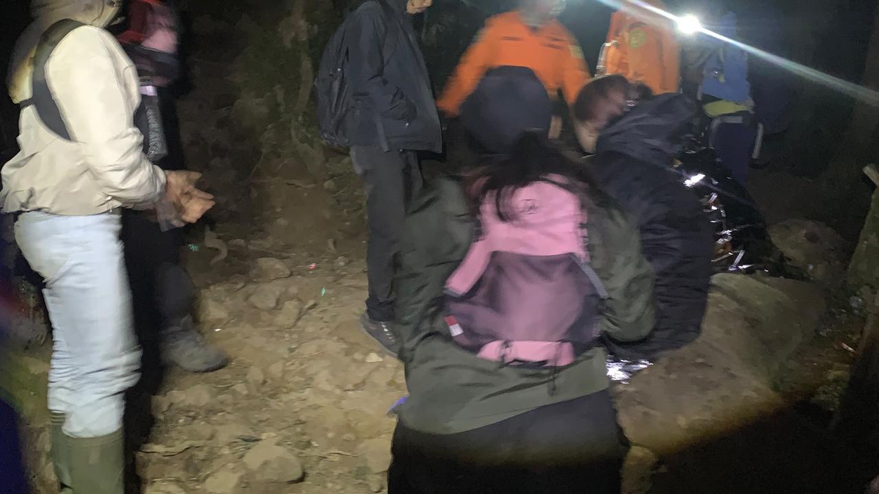 Tim SAR mengevakuasi 31 pendaki alami hipotermia hingga asma di Gunung Bawakaraeng