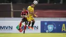 Pemain PS Barito Putera, Bagas Kaffa (kanan) berduel udara dengan pemain Persipura Jayapura, Juscak Isir saat laga pekan kesembilan BRI Liga 1 2021/2022 antara Persipura Jayapura melawan PS Barito Putera di Stadion Moch Soebroto, Magelang, Senin (23/10/2021). (Bola.com/Bagaskara Lazuardi)