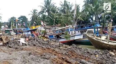 Pascatsunami ratusan perahu milik nelayan menumpuk di sungai Cipunten Agung, Pandeglang, Banten.