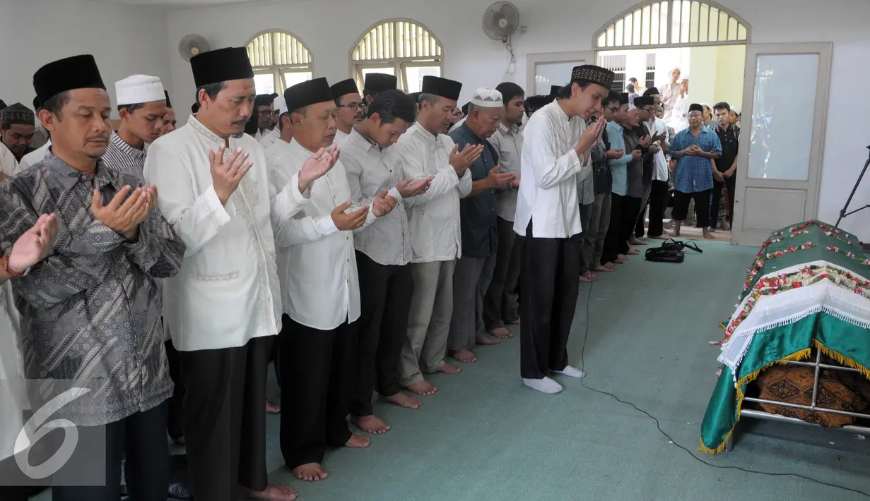 Warga bergiliran mengikuti salat jenazah Almarhum Ali Mustafa Yaqub (AMY) di Masjid Muniroh Salaman,Tangsel, Banten, Rabu (28/4). AMY adalah Pengasuh Pesantren Ilmu Hadits Darus Sunnah Ciputat, Tangerang Selatan. (Liputan6.com/Helmi Afandi) 