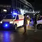 Ambulans yang membawa korban luka akibat ledakan pager tiba di luar rumah sakit Universitas Amerika, di Beirut, Lebanon, Selasa (17/9/2024). (Dok. AP/Hassan Ammar)