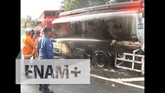 Truk Solar Pertamina Terbakar di Semarang, pada Senin (25/4/2016) di Tol Jatingaleh. 16 ribu liter solar ludes terbakar. Diduga percikan api berasal dari ban.
