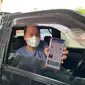 Pengendara mobil menunjukkan Aplikasi MyPertamina saat mengisi BBM di SPBU 11.2021.101, Jalan Kol. Yos Sudarso, Kota Medan, Sumatera Utara (Sumut)