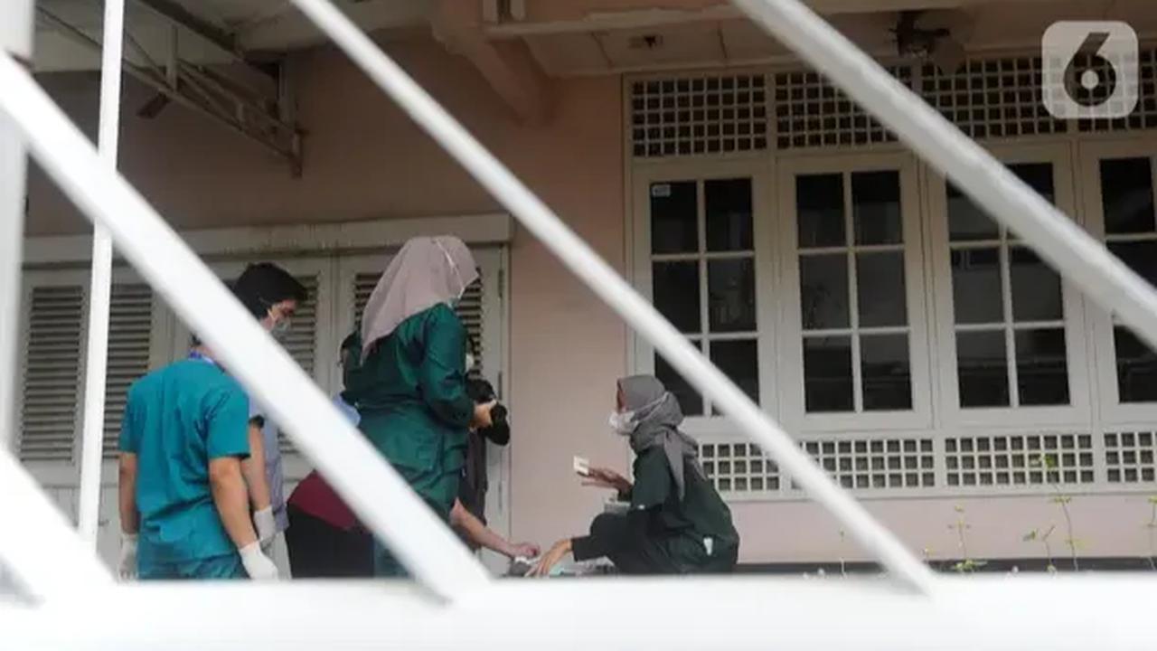 Dalam rumah tersebut, hanya ada dua orang yaitu ibu dan anak bernama Grace (64) dan David (38).