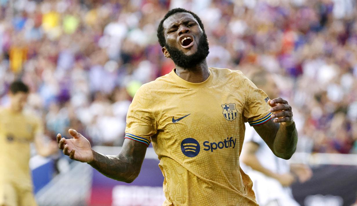 Pemain Barcelona, Franck Kessie, saat melawan Juventus pada laga persahabatan di Stadion Cotton Bowl, (26/7/2022). Franck Kessie berpeluang besar meninggalkan Barcelona pada akhir musim nanti. Pasalnya, gelandang asal Pantai Gading tersebut tidak sering bermain di tim utama. (AFP/Ron Jenkins)