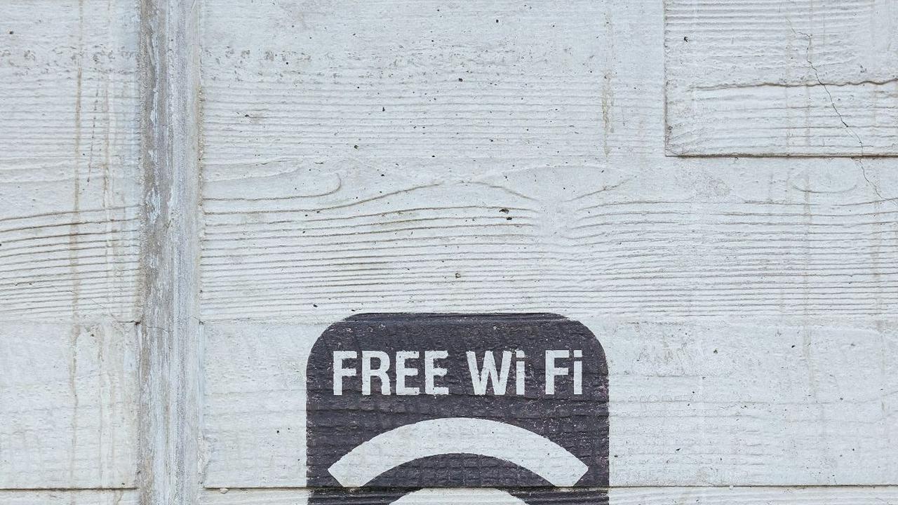 Jangan Coba-coba Lakukan Ini Ketika Pakai Wifi Gratis di Tempat Umum, Bahaya!