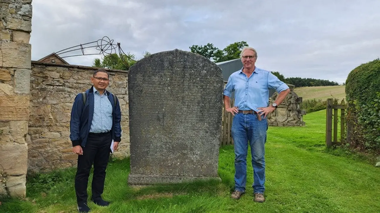 Penampakan Prasasti Sangguran atau Minto Stone atau Batu Minto di pekarangan keluarga Lord Minto di Roxburghshire, Skotlandia, Selasa (29/8/2023).