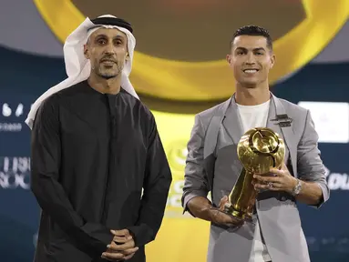 Pemain Portugal, Cristiano Ronaldo saat mendapatkan penghargaan dalam acara Globe Soccer Awards yang berlangsung di Dubai, Uni Emirat Arab, Jumat (27/12/2024) waktu setempat. (AP Photo/LaPresse/Fabio Ferrari)