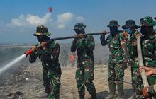 FOTO: Aksi Pasukan Raider TNI AD dan Helikopter Water Bombing BNPB Berjibaku Padamkan Api di TPA Regional Sarbagita Suwung Bali