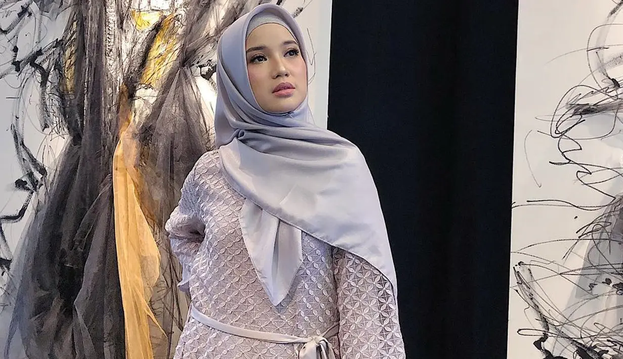 Gaya fashion hijab ala Chacha Frederica terlihat chic dengan sentuhan gamis warna soft dan mengombinasikan hijab satin senada. Gaya aktris 29 tahun ini cocok untuk kamu yang ingin tetap tampil elegan saat traveling.Tambahan makeup natural bisa bikin kamu makin fresh.(Liputan6.com/IG/@chafrederica)